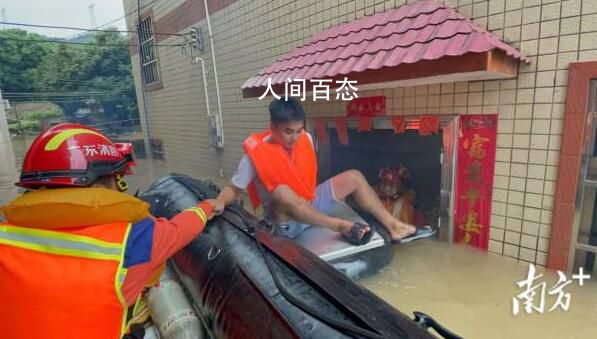 消防员让群众踩自己肩上转移 洪水深至消防员颈部