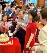 杨振宁先生百岁生日 精神状态丝毫看不出已经是100岁高龄的人了