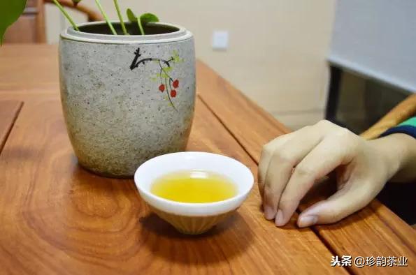 喝茶手势礼仪是左手还是右手 [ 茶道叩手礼正确手势图解 ]