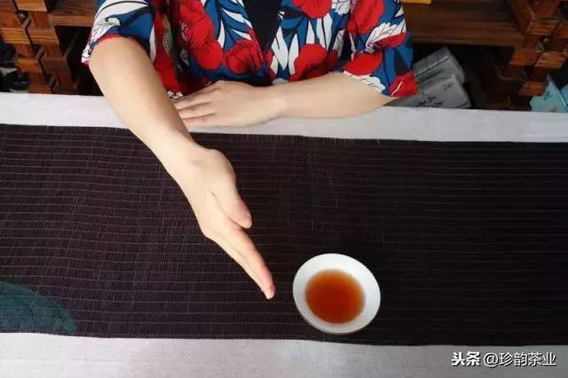 喝茶手势礼仪是左手还是右手 [ 茶道叩手礼正确手势图解 ]